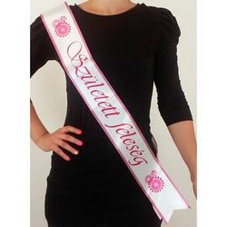 Biela šerpa s maďarským nápisom Született feleség