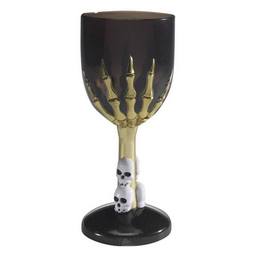 Čierno-zlatý pohár na víno s rukou kostry