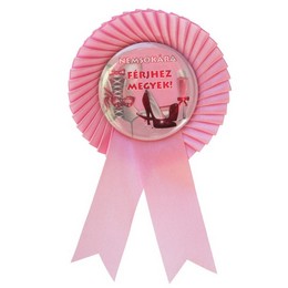 Odznak s ružovou stuhou na dámsku rozlúčku so slobodou s maďarským nápisom Nemsokára Férjhez Megyek