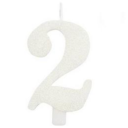 Trblietavá biela narodeninová sviečka číslo 2 na podstavci